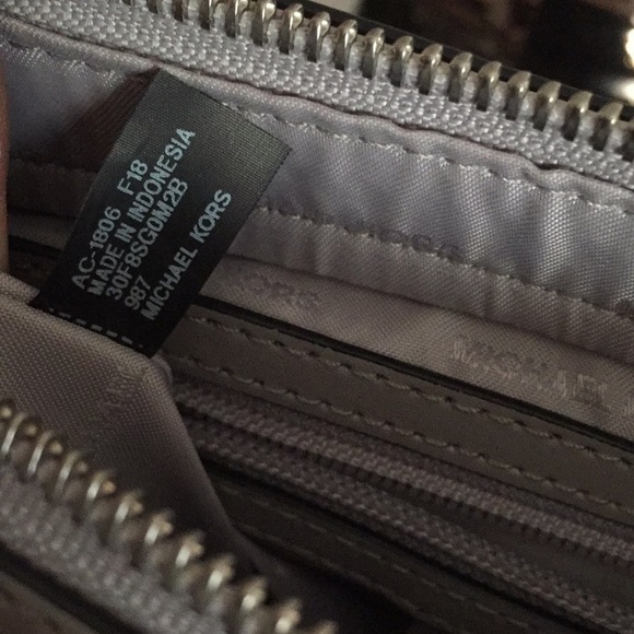 Michael Kors Gloria Pocket Swing Pack Crossbody - Picture 8 of 17